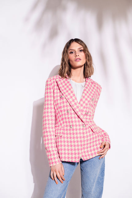 Leicht taillierter Damenblazer mit kräftigem Pepita-Muster in Rosa und Weiß – Vorderansicht
