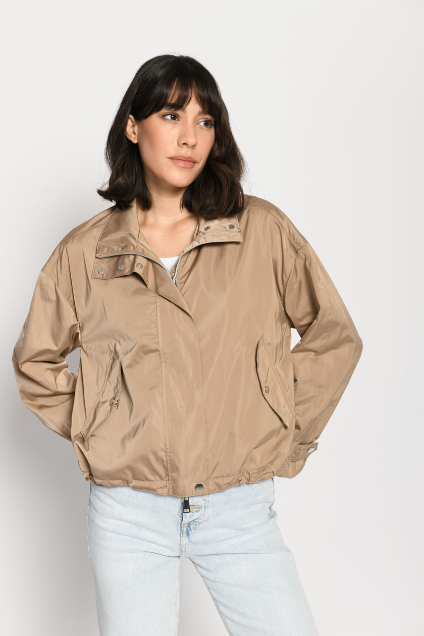 Lässig geschnittene braune Damenjacke mit liegendem Kragen – Vorderansicht