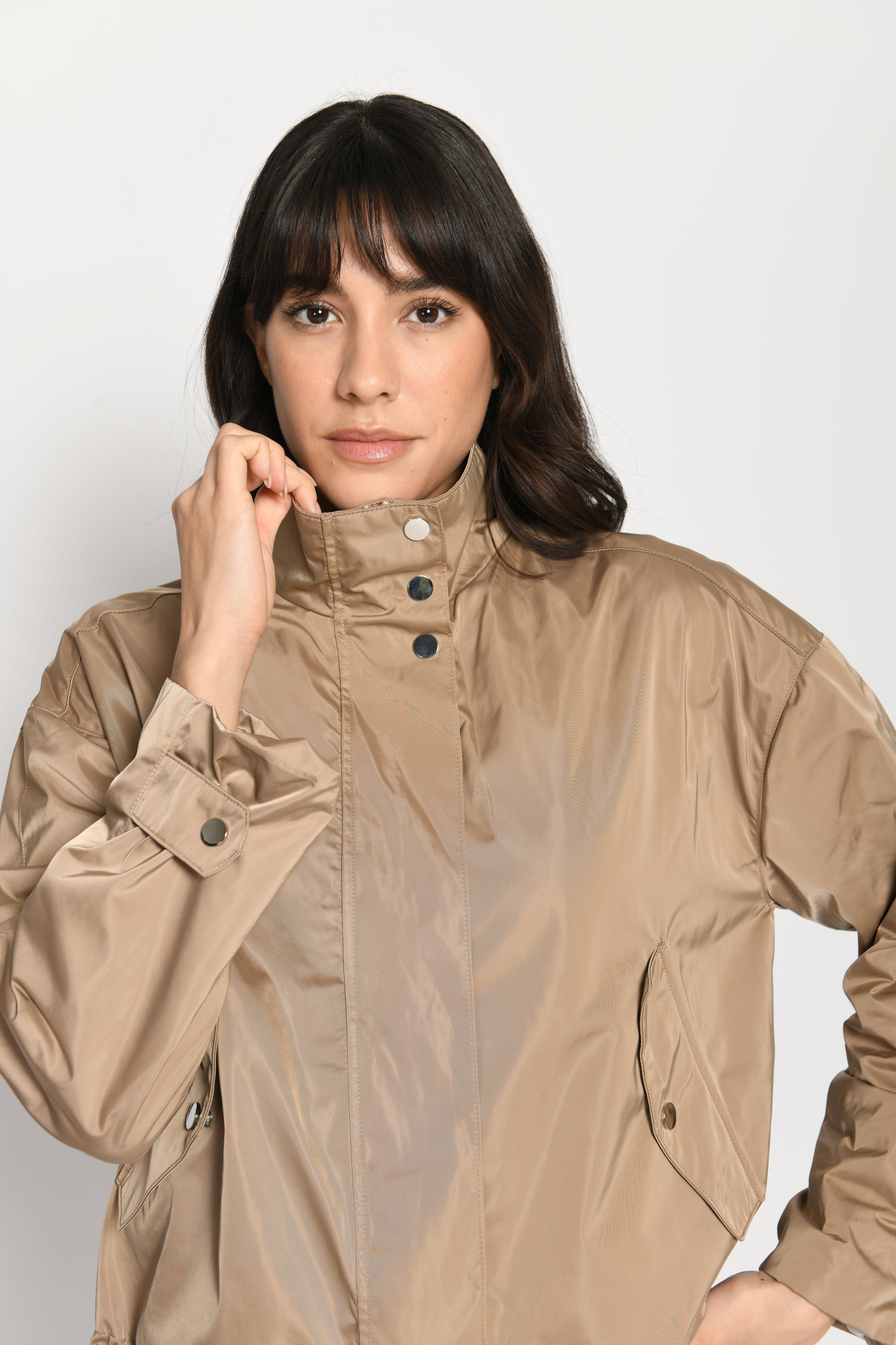 Lässig geschnittene braune Damenjacke mit Stehkragen – Vorderansicht