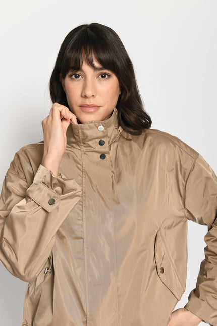 Lässig geschnittene braune Damenjacke mit Stehkragen – Vorderansicht