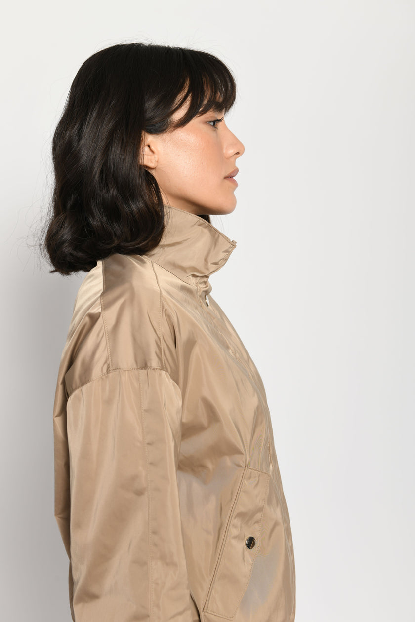 Detailaufnahme von lässig geschnittener braunen Damenjacke mit Stehkragen – stehende seitliche Pose