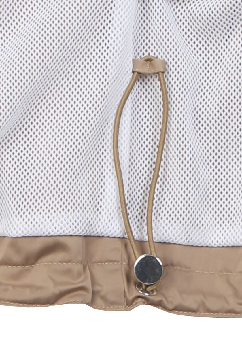 Detailaufnahme von Tunnelzug im Saum für Blouson-Effekt