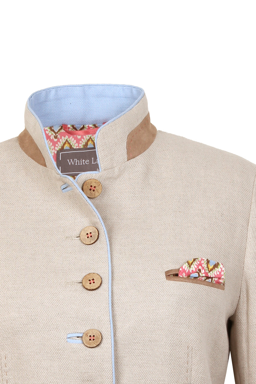 Detailaufnahme der Vorderseite zeigt beigen Janker mit blauen Akzenten, braunen Knöpfen und farbigem Einstecktuch