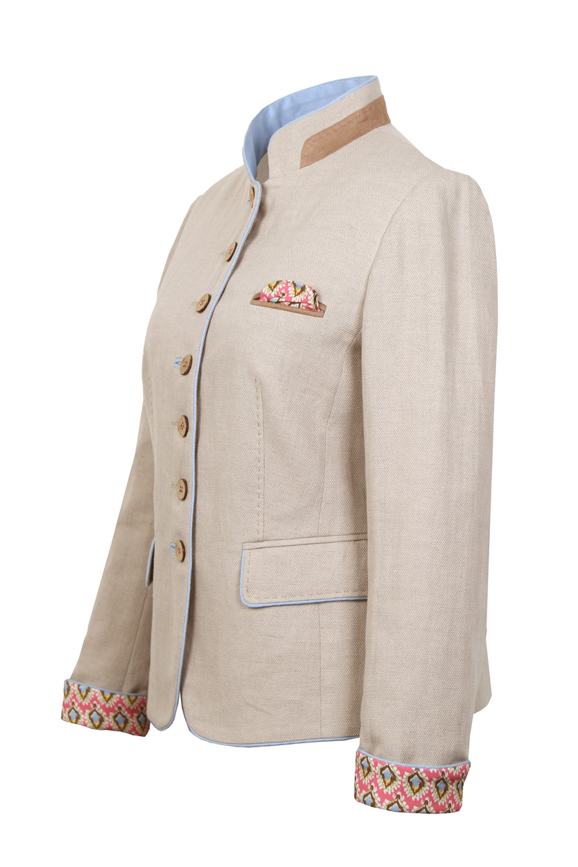 Rechtsseitige Mannequin-Aufnahme des beigen Damenjankers zeigt Ärmelsaum zum Umschlagen. 