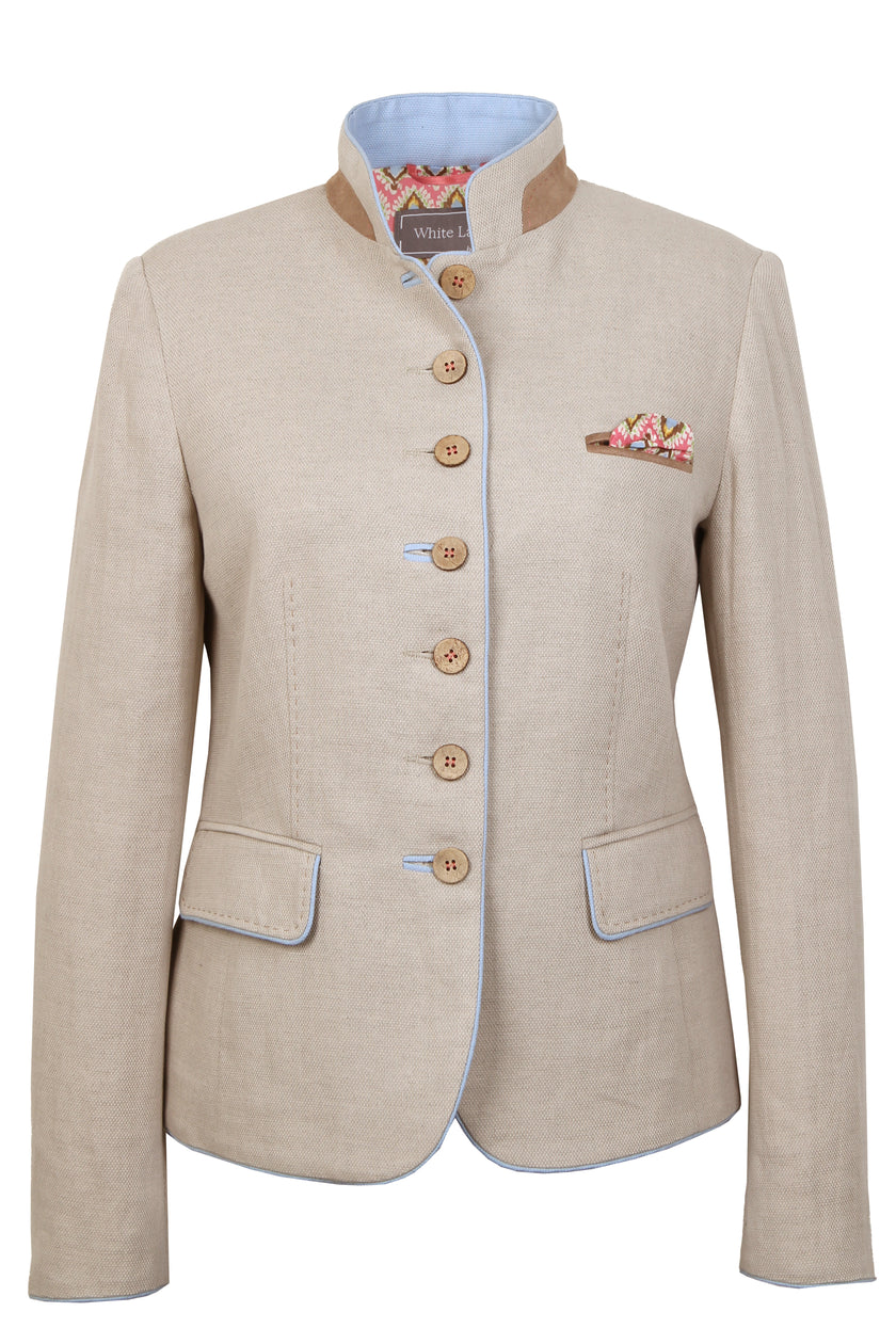 Mannequin-Aufnahme des beigen Damenjankers mit blauen Akzenten und buntem Einstecktuch – Vorderansicht