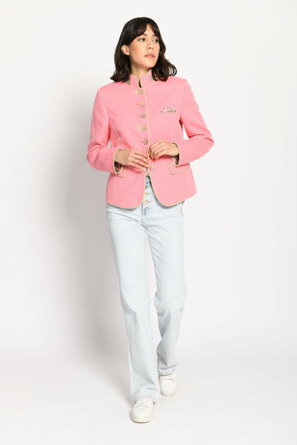 Model trägt candy-farbenen Damenjanker mit sichtbarem Stehkragen und farbigen Akzenten – Vorderansicht