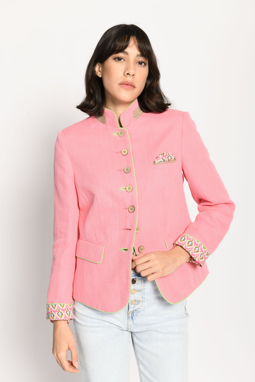 Model trägt candy-farbenen Damenjanker mit sichtbarem Stehkragen und umgeschlagenen Ärmeln – Vorderansicht