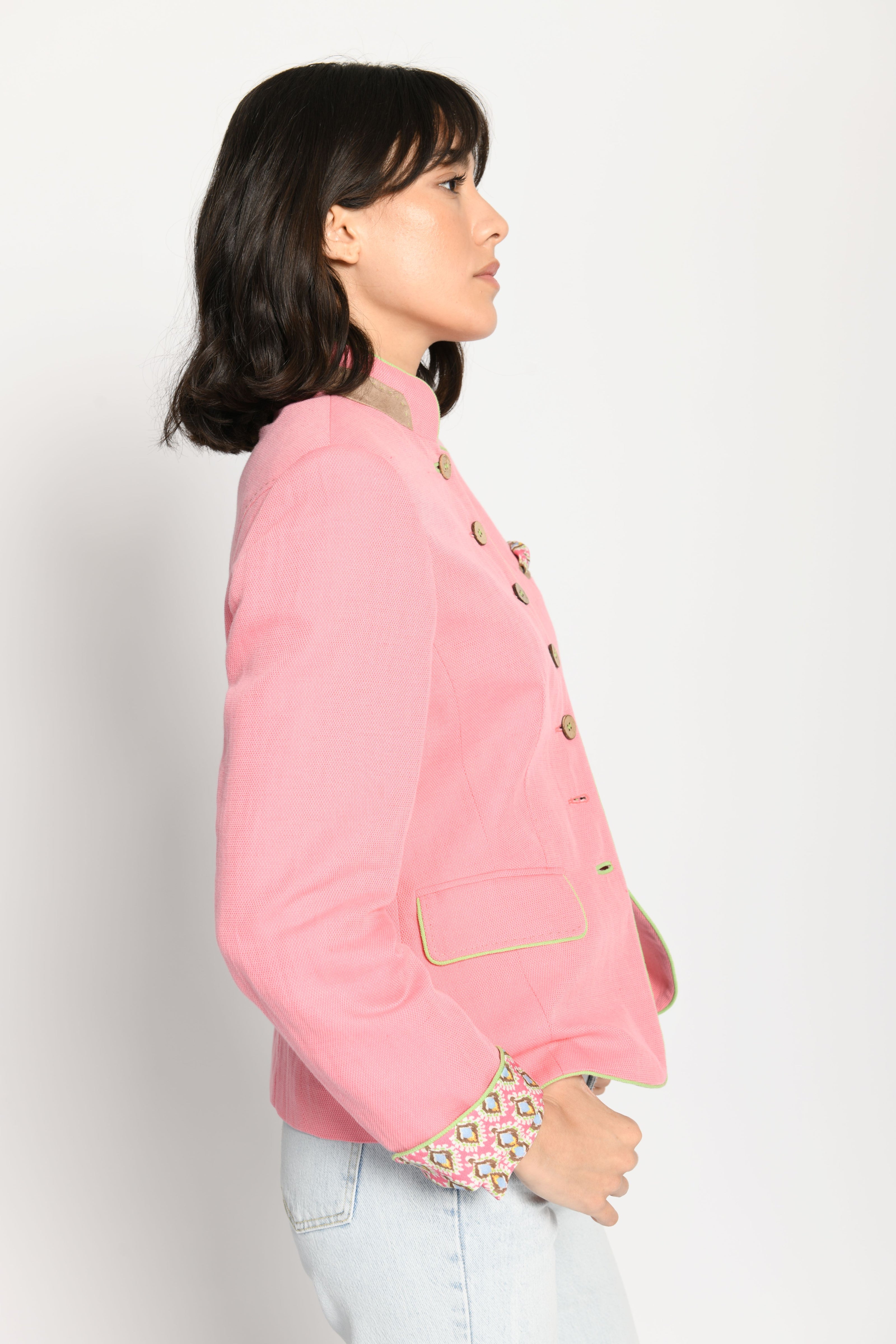 Taillierter Damenjanker in der Farbe Candy mit bedrucktem Futtereinsatz und farbigen Kontrasteffekten – Seitenansicht von links