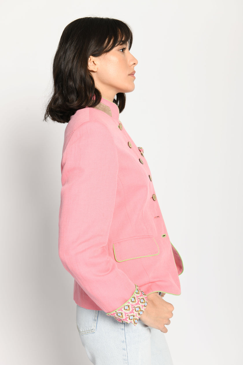 Taillierter Damenjanker in der Farbe Candy mit bedrucktem Futtereinsatz und farbigen Kontrasteffekten – Seitenansicht von links