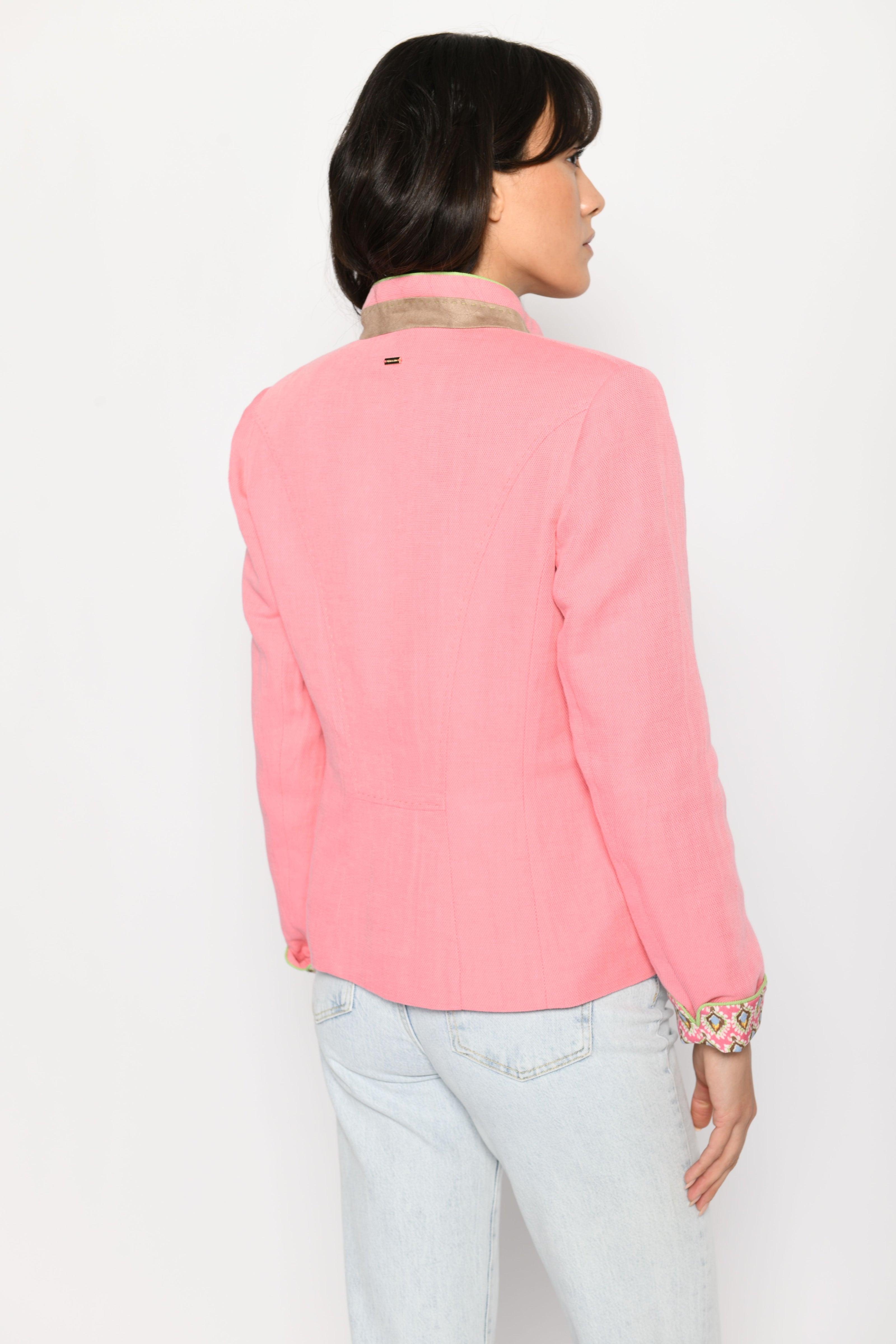 Model trägt candy-farbenen Damenjanker mit sichtbarem Stehkragen und umgeschlagenem Ärmelsaum – Rückansicht