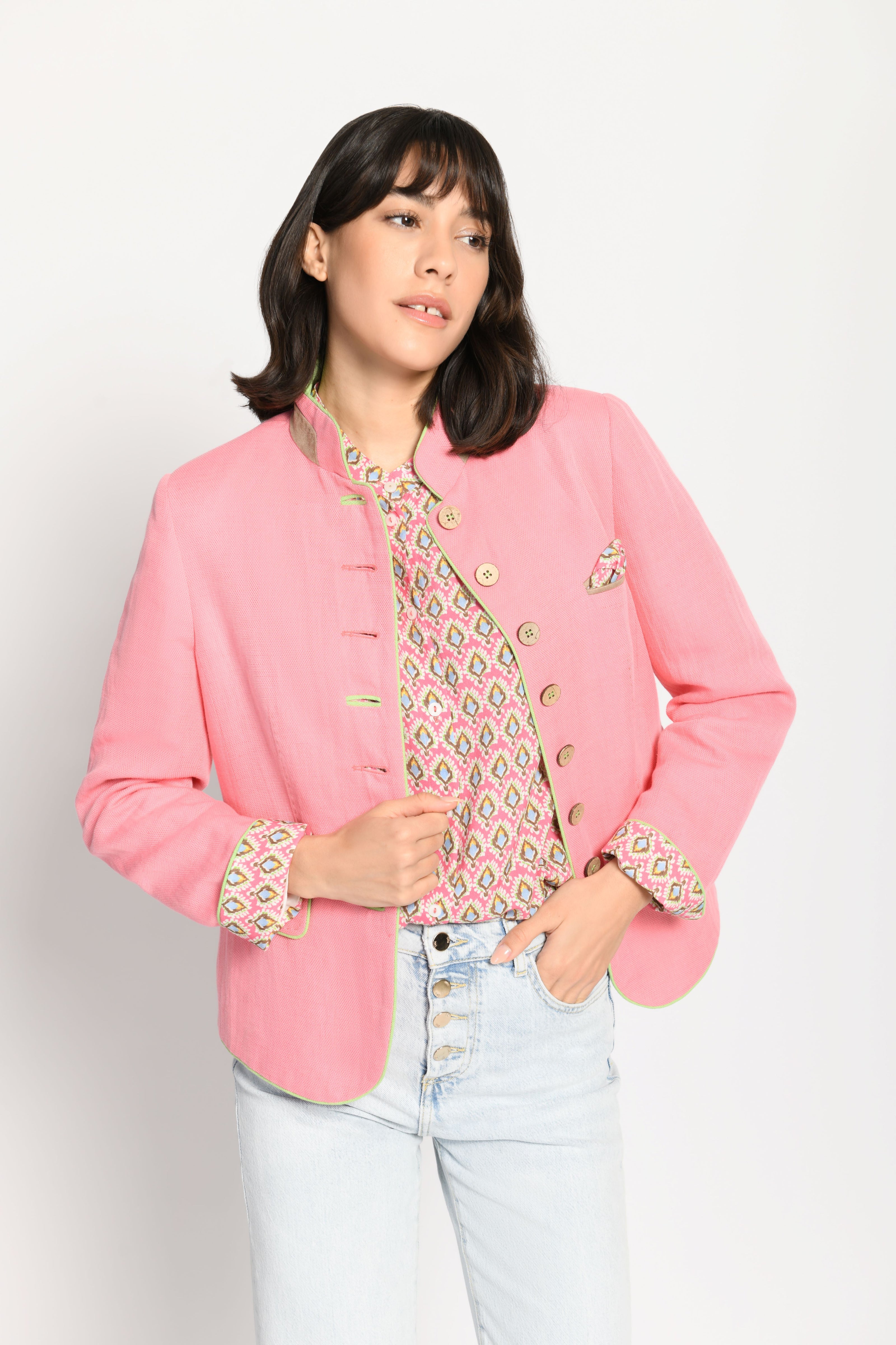 Model trägt candy-farbenen Damenjanker offen, sodass unsere passende Landhaus-Bluse ersichtlich ist – Vorderansicht