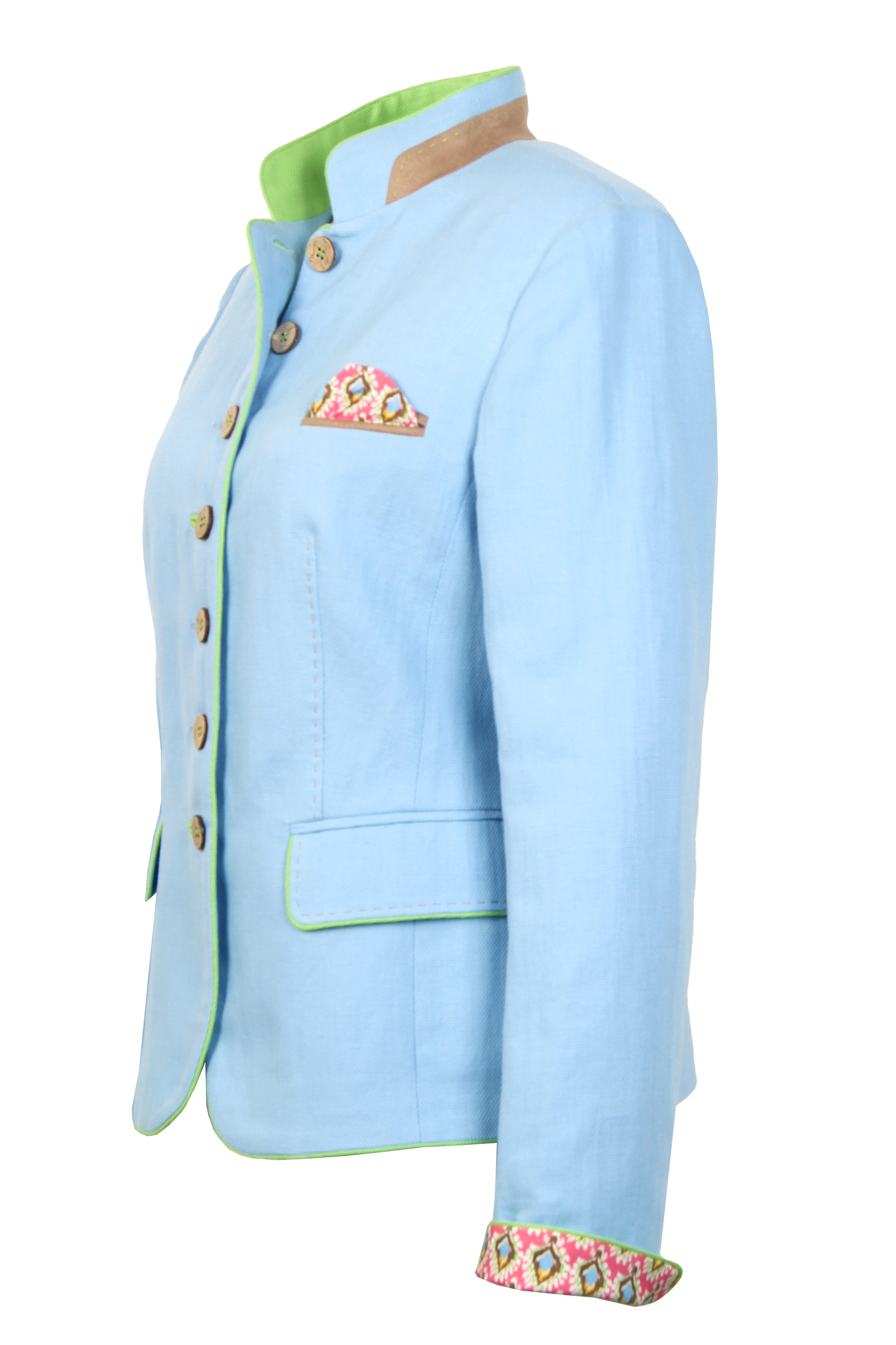 Rechtsseitige Mannequin-Aufnahme des hellblauen Damenjankers zeigt Ärmelsaum zum Umschlagen. 