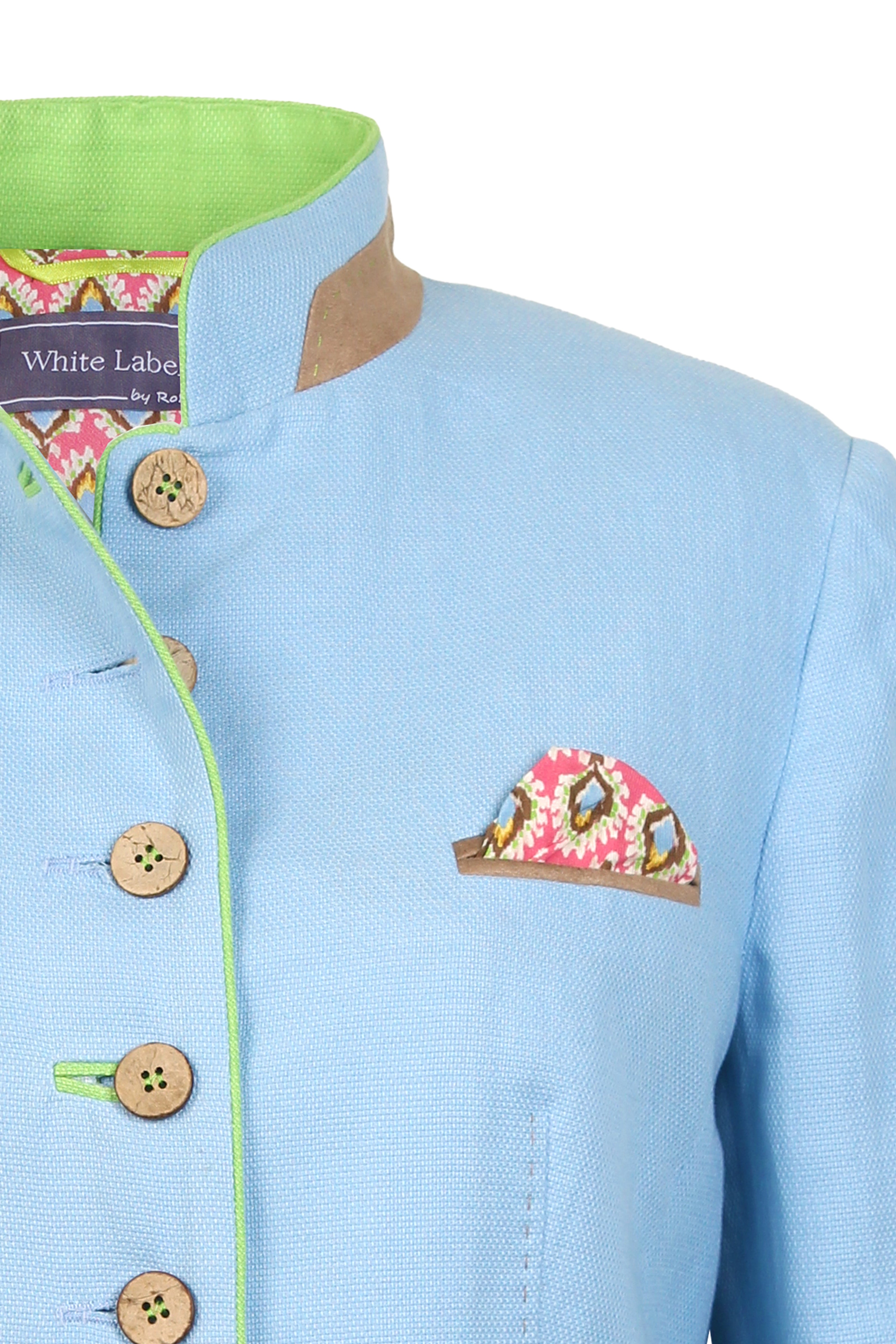 Detailaufnahme der Vorderseite zeigt hellblauen Janker mit grünen Akzenten, braunen Knöpfen und farbigem Einstecktuch