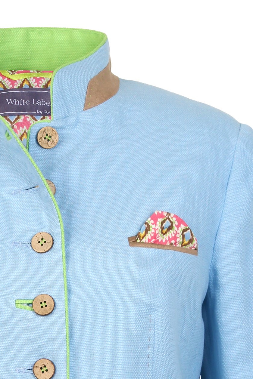 Detailaufnahme der Vorderseite zeigt hellblauen Janker mit grünen Akzenten, braunen Knöpfen und farbigem Einstecktuch