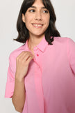 Model trägt kurze kastige Boxy-Bluse in der Farbe Pink mit kurzen Ärmeln – Vorderansicht