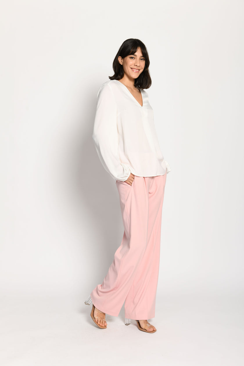 Weiße langärmelige Bluse aus fließendem Material mit V-Ausschnitt – Seitenansicht von links