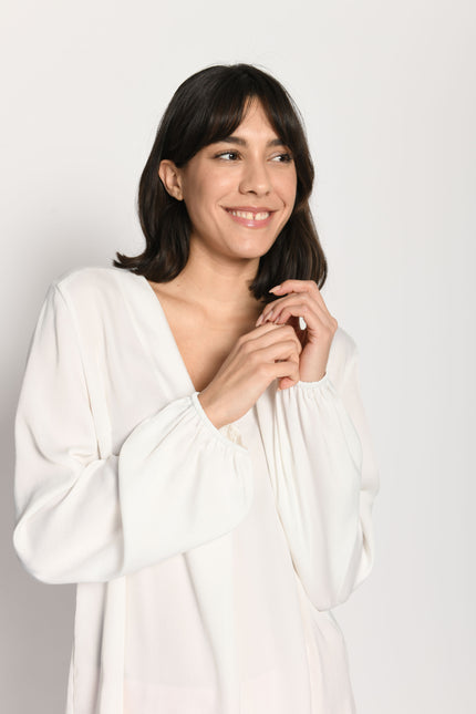 Weiße langärmelige Bluse aus fließendem Material mit V-Ausschnitt – Vorderansicht