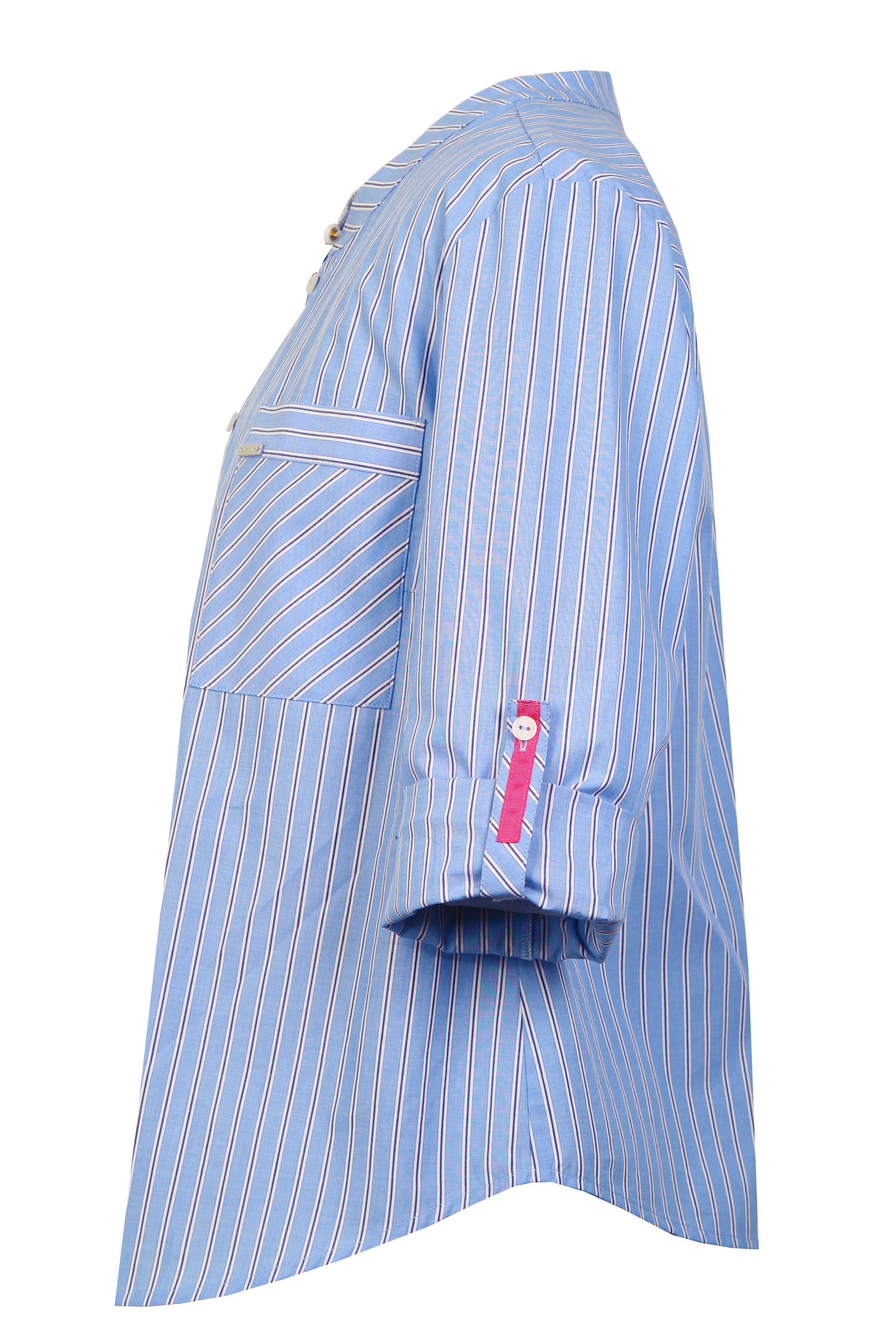 Rechte Seitenansicht der Bluse zeigt deutlich abgerundeten Saum und Riegel mit Knopf am Ärmel