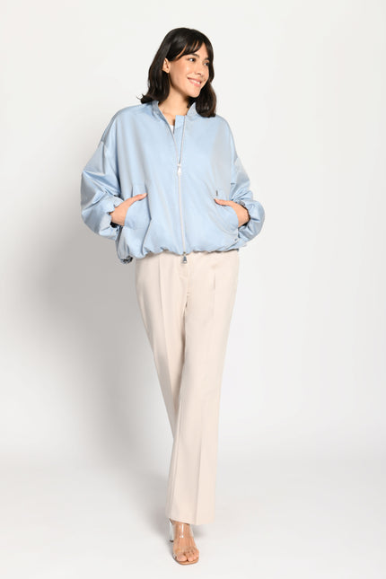 Luftiger Oversized-Blouson in strahlendem Hellblau – stehende Pose, Blick nach rechts