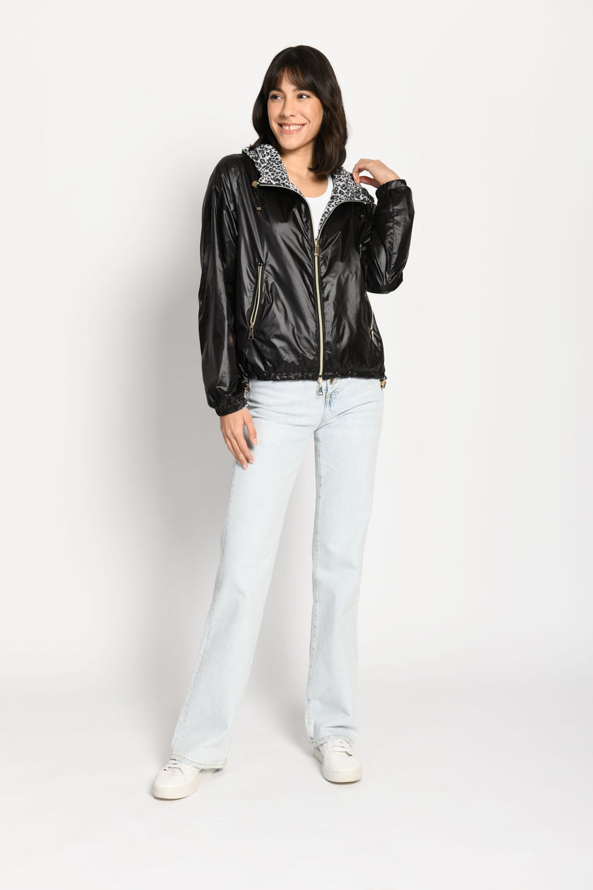 Wendbare Jacke mit einer schwarzen und einer Leo-Print-Seite inklusive sichtbaren Taschen – stehende Pose, Blick nach links