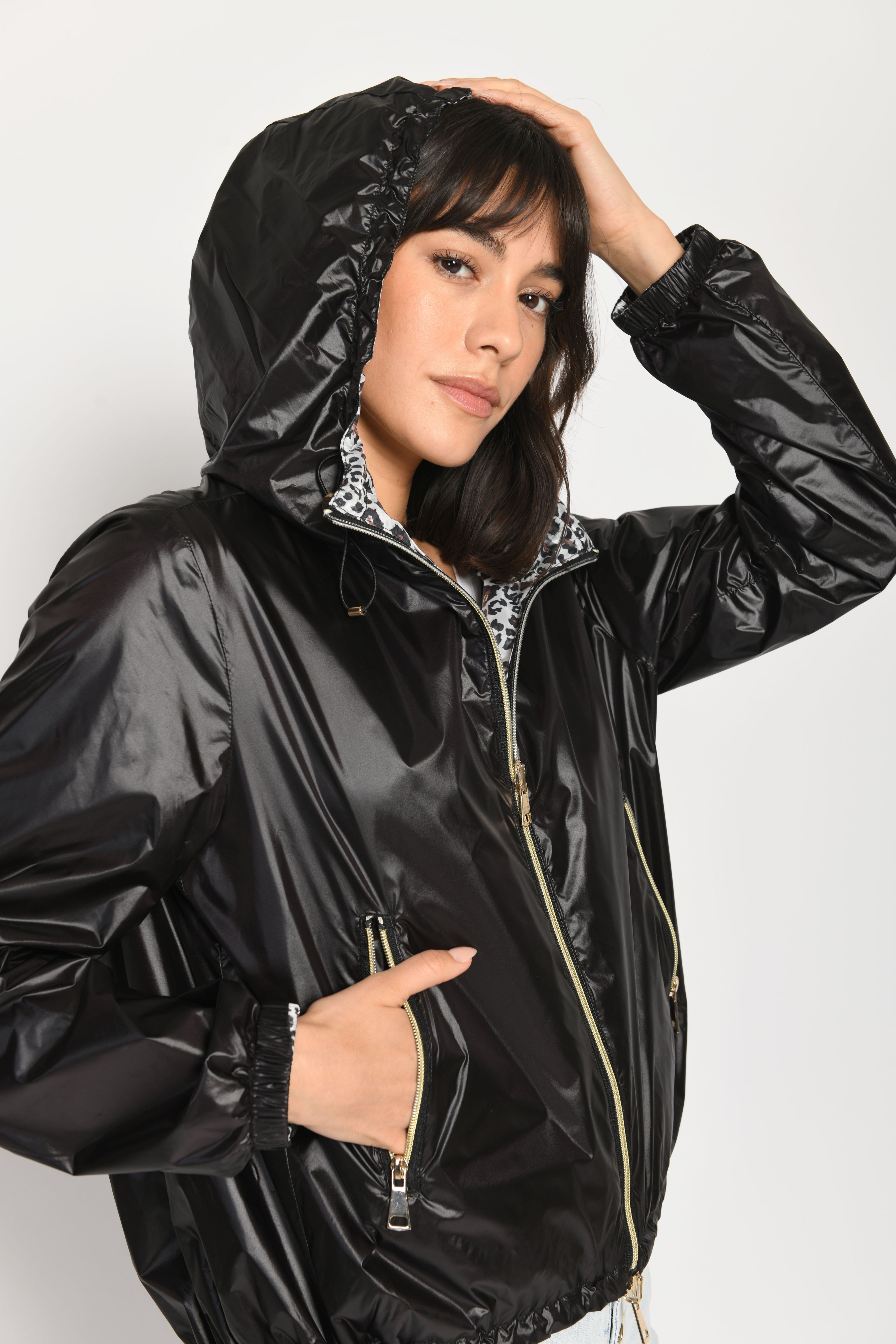 Wendbare Jacke mit einer schwarzen und einer Leo-Print-Seite inklusive sichtbarer Kapuze – Seitenansicht von links