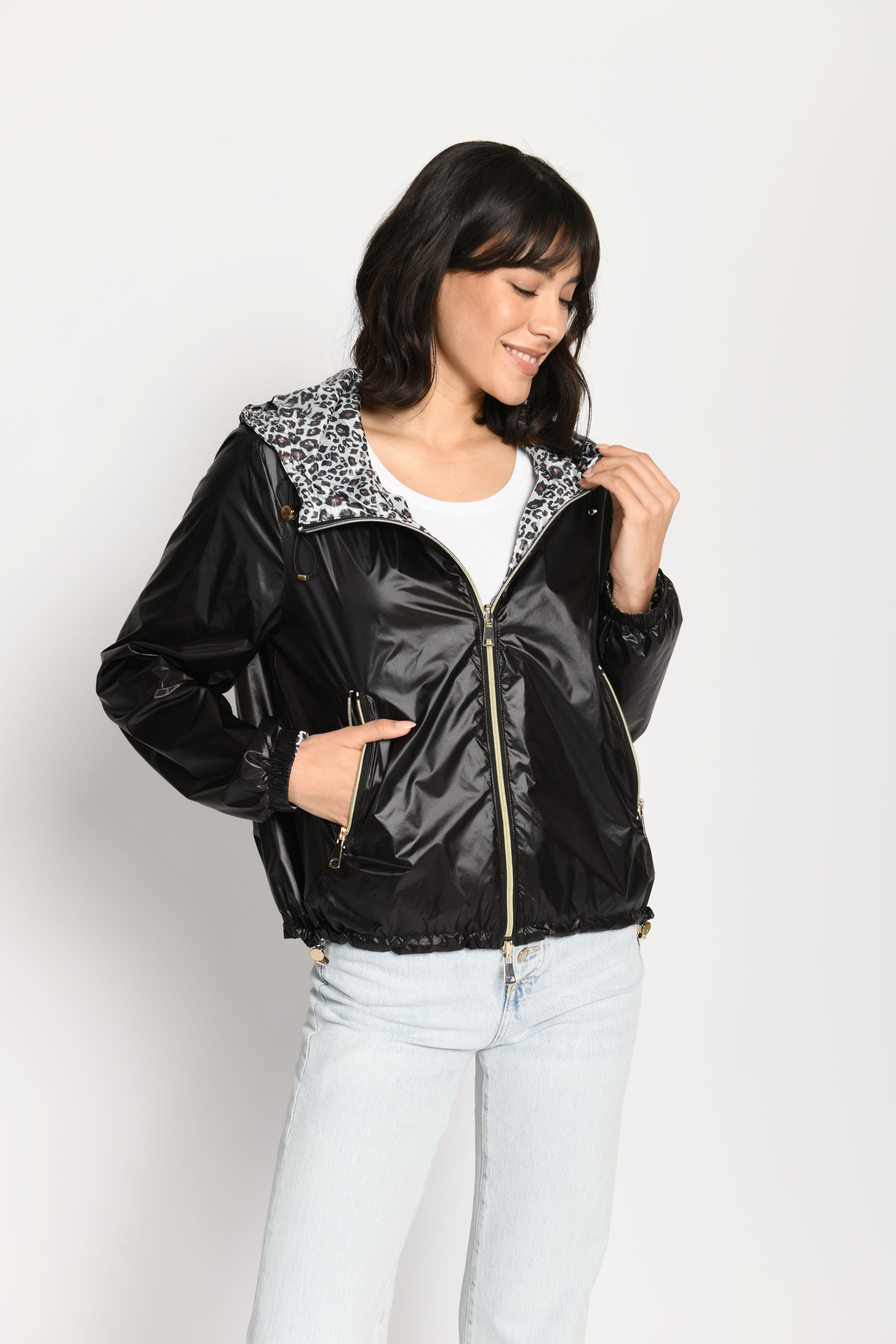 Wendbare Jacke mit einer schwarzen und einer Leo-Print-Seite – Vorderansicht