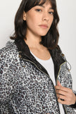Wendbare Jacke mit einer schwarzen und einer Leo-Print-Seite – Vorderansicht, Nahaufnahme