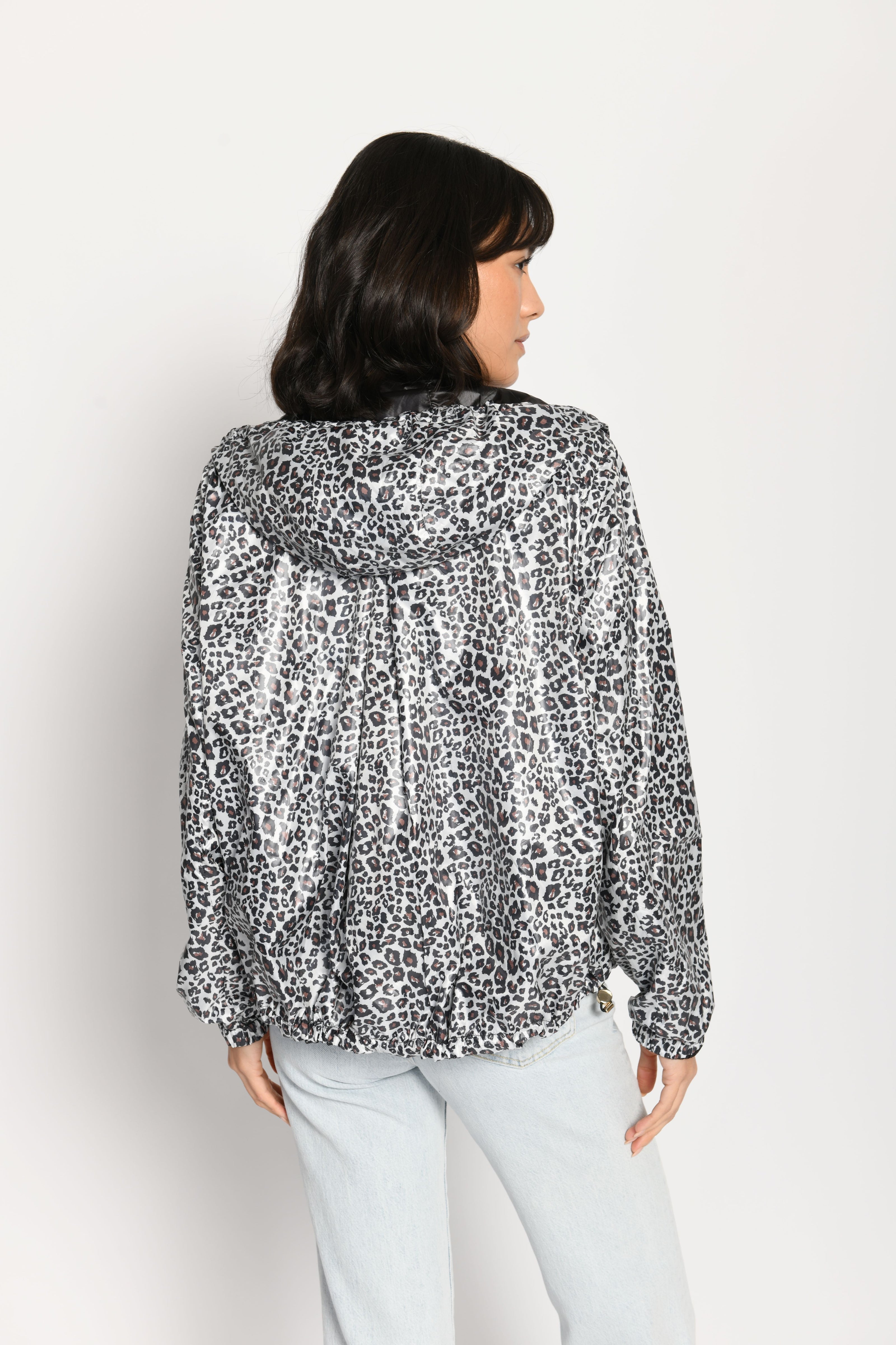 Wendbare Jacke mit einer schwarzen und einer Leo-Print-Seite – Rückansicht