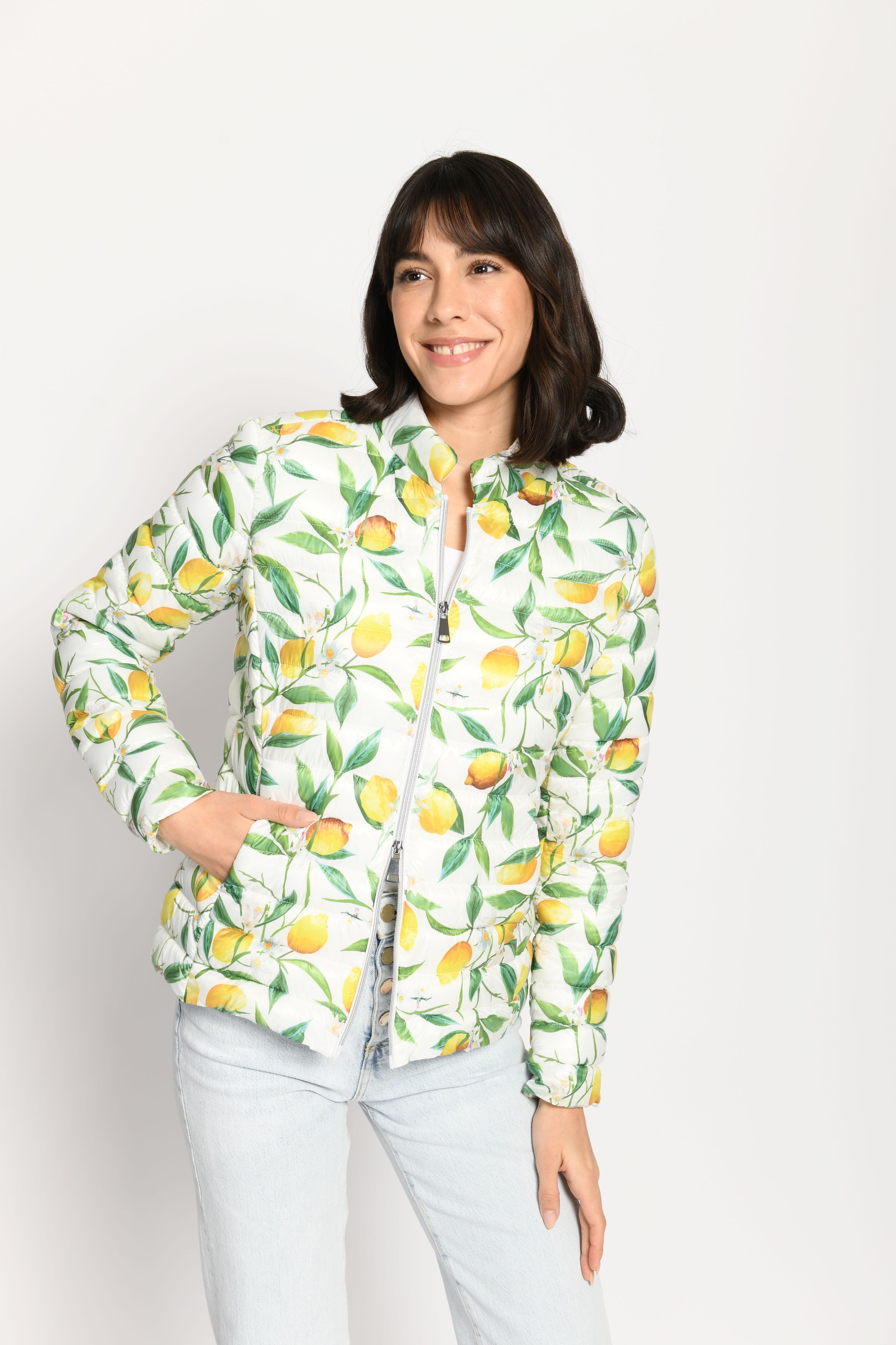 Model trägt leichte Steppjacke für Damen mit kräftigem Zitronen-Print auf weißer Jacke – Vorderansicht