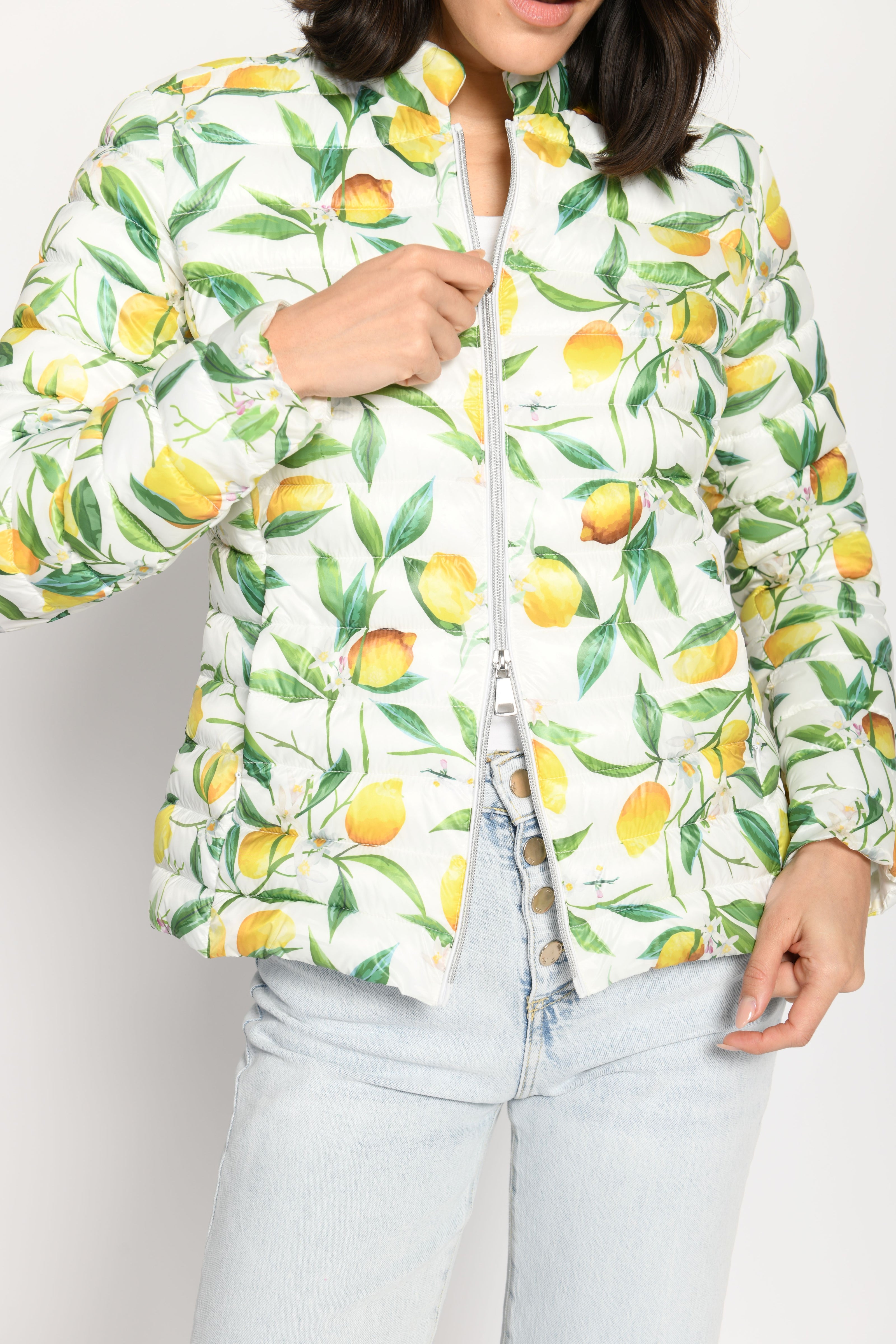 Nahaufnahme des Zitronen-Prints inklusive sichtbarem Zwei-Wege-Reißverschluss – Vorderansicht