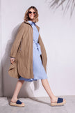 Model trägt knielanges blaues Streifenkleid in Kombination mit unserem passenden braunen Sommerparka – Seitenansicht