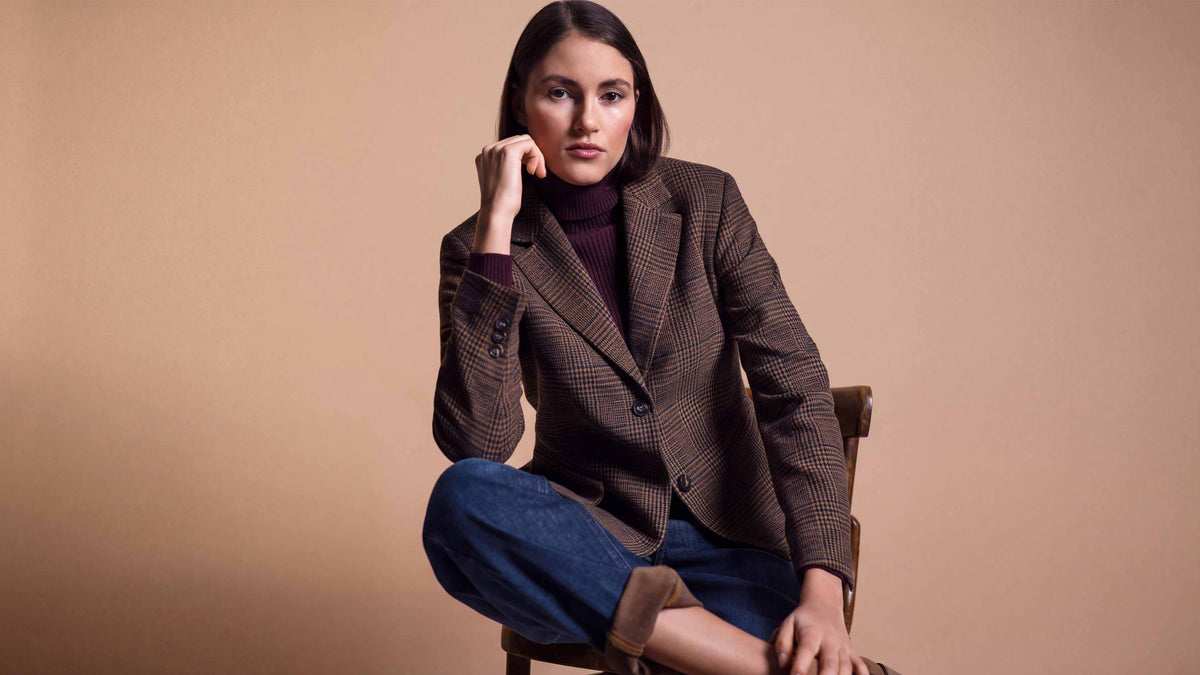 Das Model trägt einen Karo Blazer in Slim Fit.