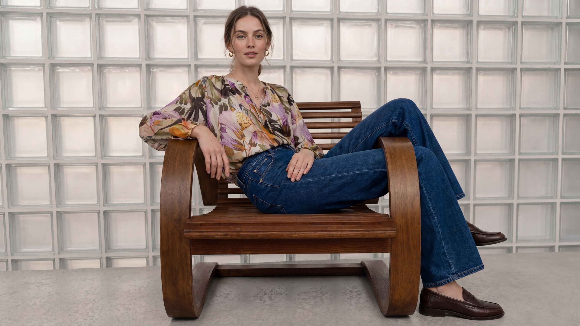 Model trägt leicht fallende Bluse mit Blumenprint.