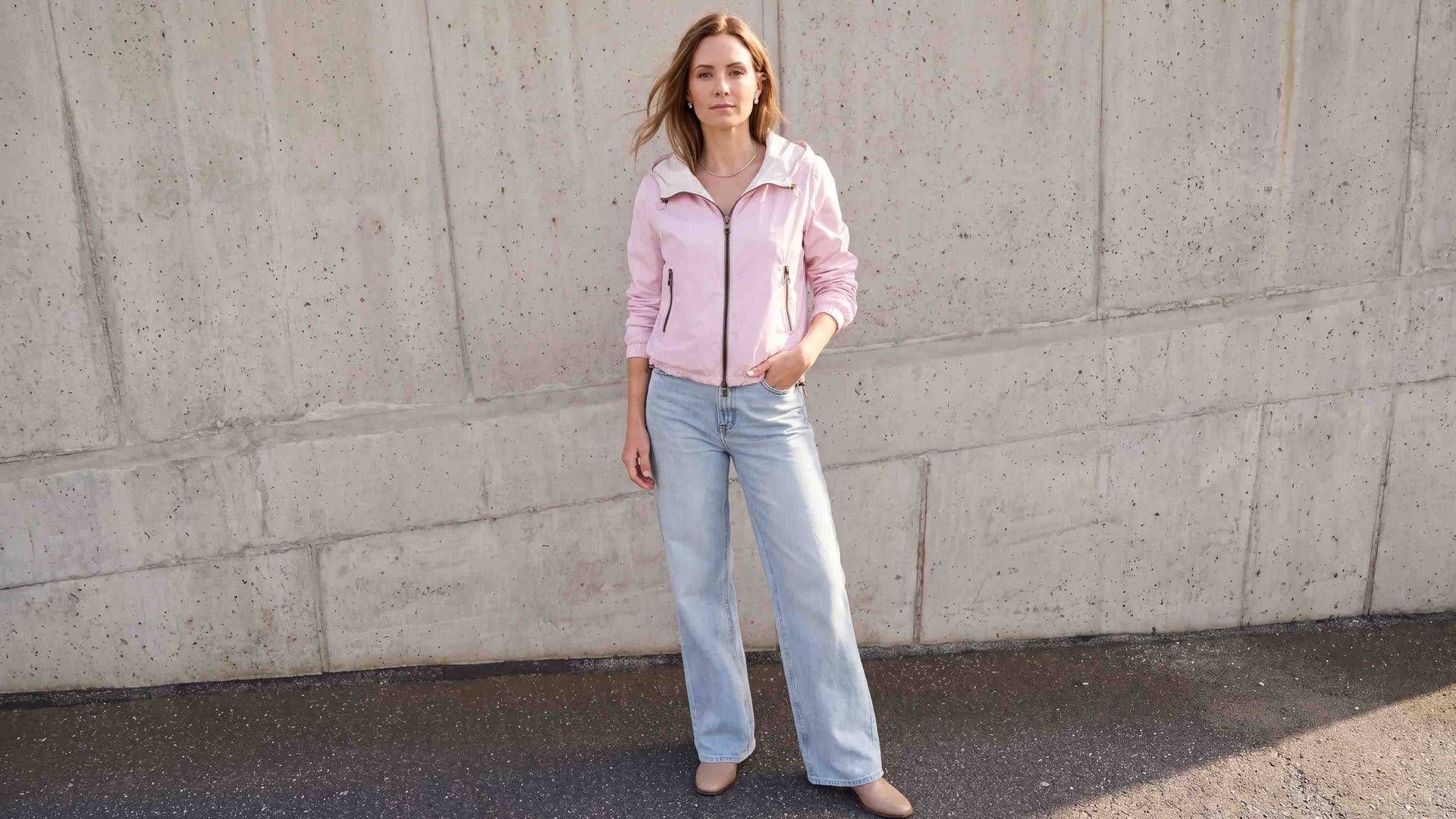 Model trägt sommerliche Wendejacke in Rosa.