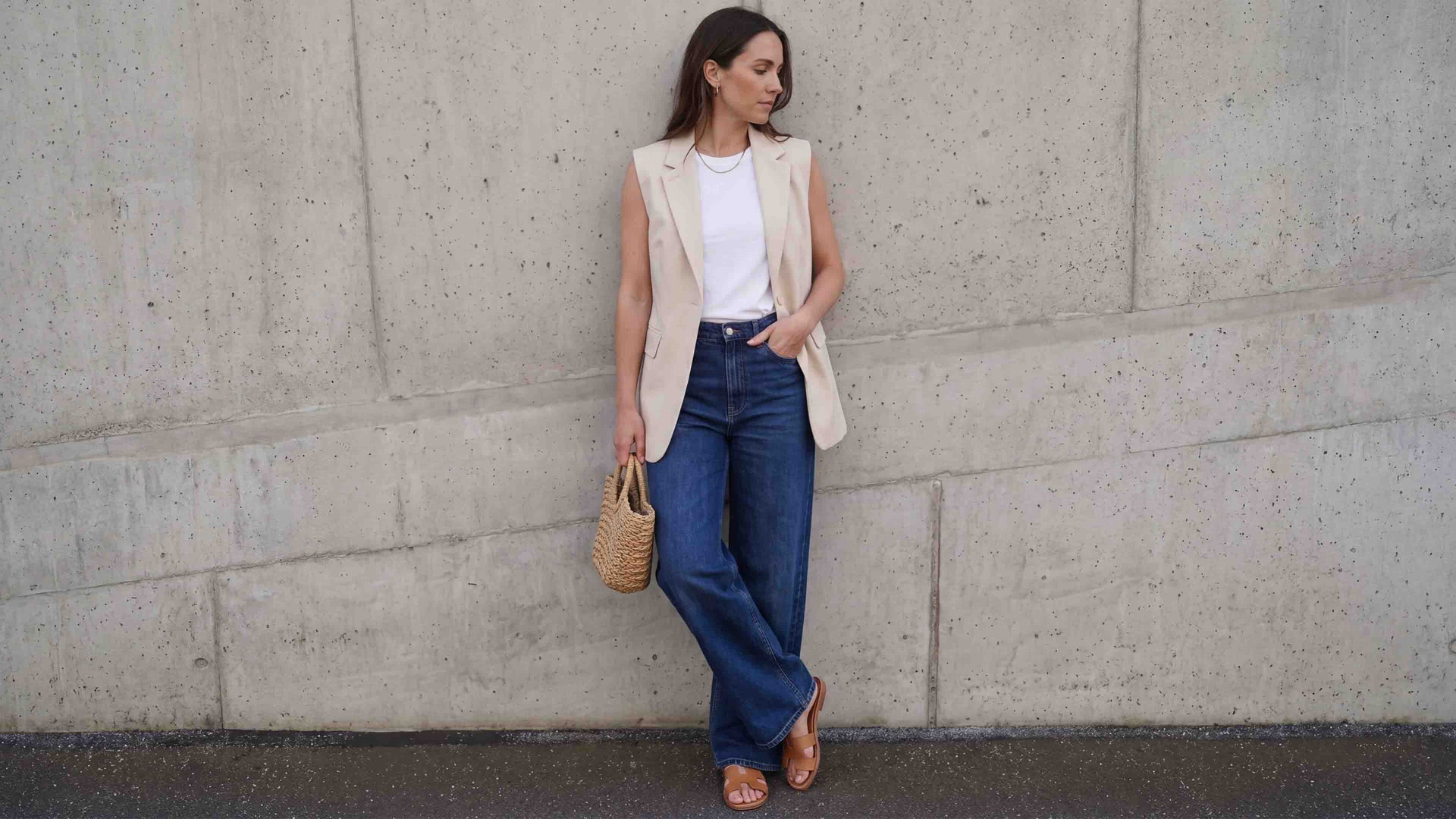 Model trägt beige Blazer-Weste. Perfekt für warme Tage.