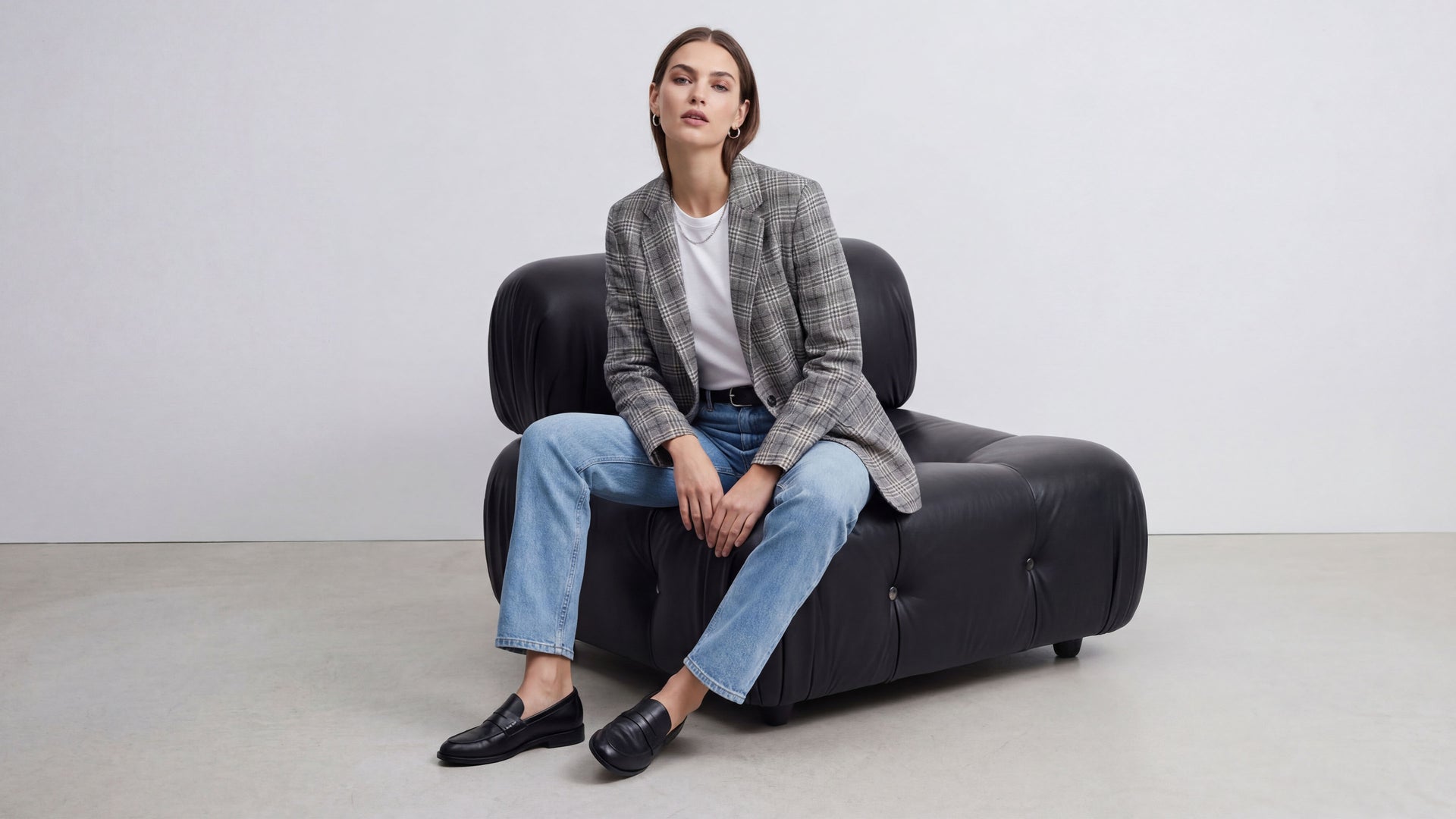 Model trägt karierten Boyfriend Blazer.