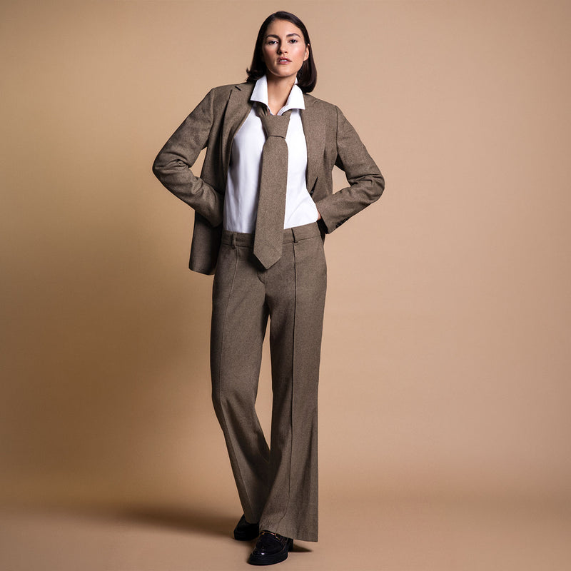 Das Model trägt eine Anzugkombi aus Hose und Blazer.