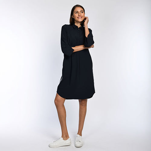Das Model trägt ein Hemdblusenkleid aus Jersey.