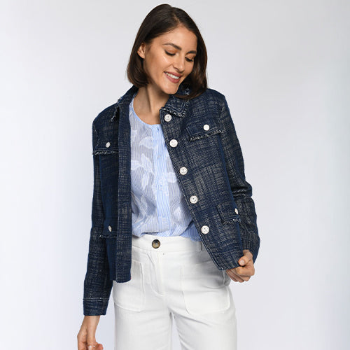 Model trägt eine Kastenjacke im Denim-Look.