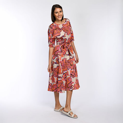 Model trägt sommerliches Maxikleid.