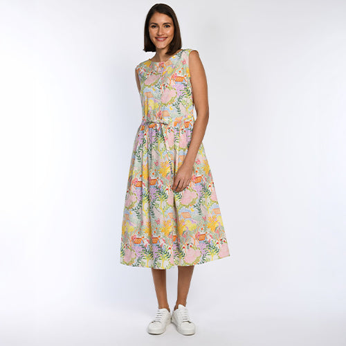 Model trägt Kleid mit fröhlichem Druck.