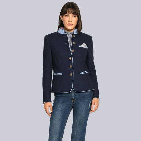 Model trägt Traditionellen Janker aus Wollmischung mit Brusttasche.