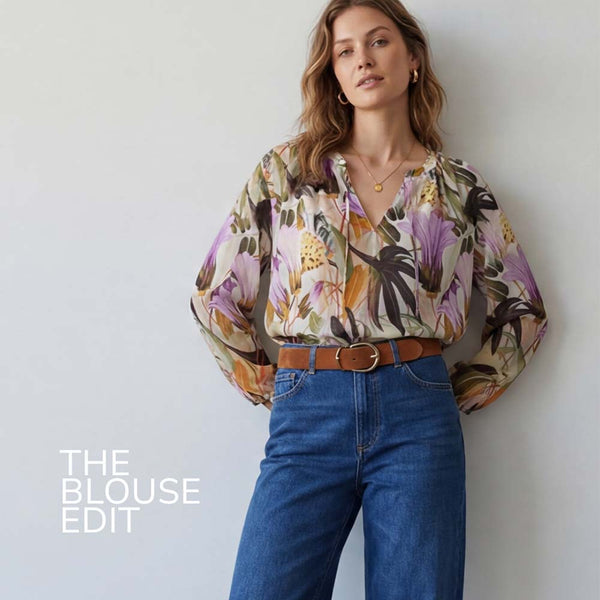 Model trägt leichte Bluse mit Blumenprint.