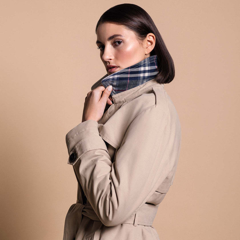 Model trägt einen Trenchcoat mit Kragendetails.