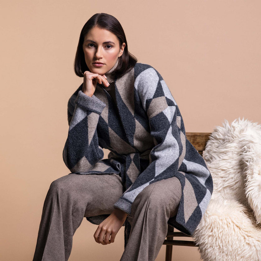 Model trägt einen Strickmantel in Kombination mit der Flanell-Tweed-Hose.