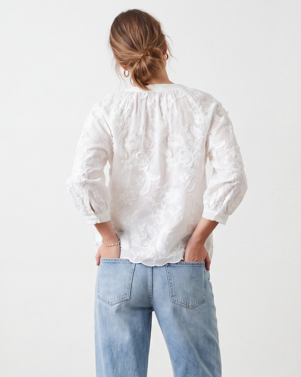 Model trägt Bluse 3D Blütenstickerei