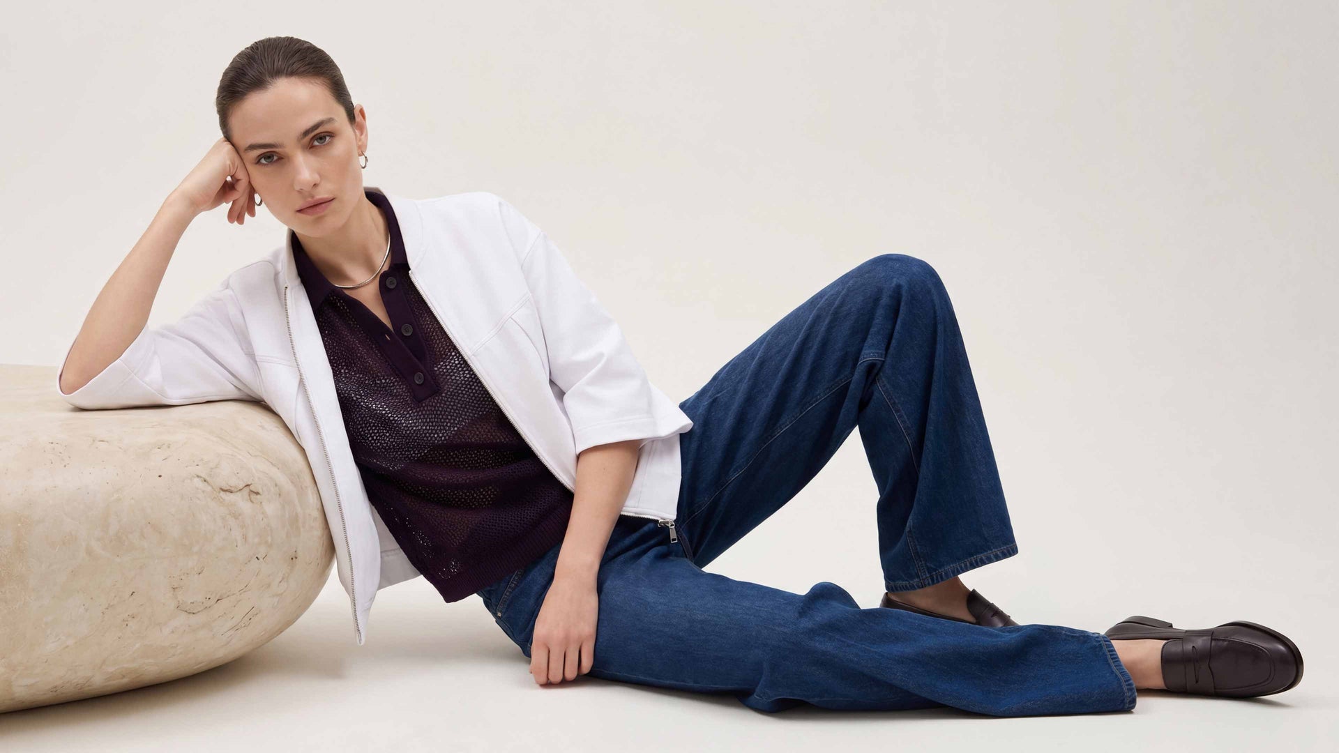 Model trägt Poloshirt aus Ajour-Strick und leichtes Blouson.