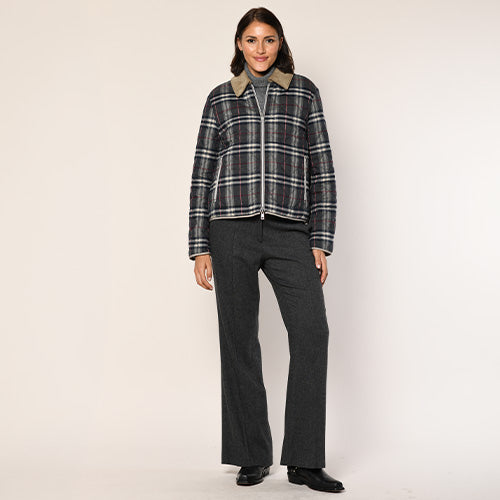 Model trägt Steppjacke zum wenden