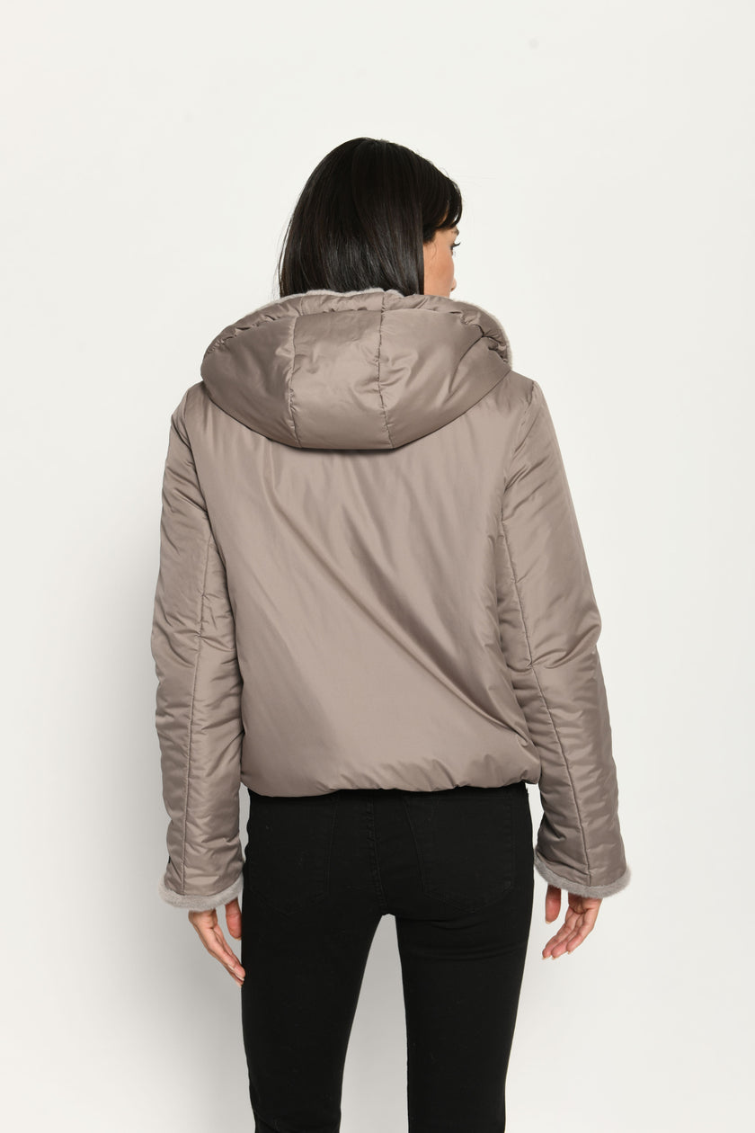 Wendejacke für Damen in der Farbe Taupe mit Webpelz als Innenseite und glatter Außenseite – Rückansicht