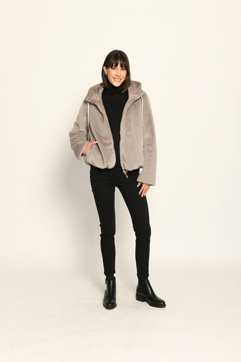 Wendejacke für Damen in der Farbe Taupe mit Webpelz als Außenseite, kombiniert zu schwarzer Jeans – offen getragen, Front